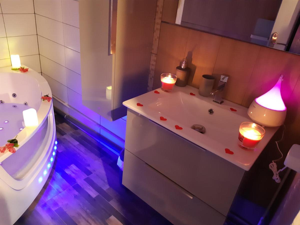 ביסקארוס Luxe Sauna Privatif Et Grand Bain Jacuzzi A Deux A Biscarosse Plage Pour Nuit Romantique Avec Decoration Led Et Bougies מראה חיצוני תמונה