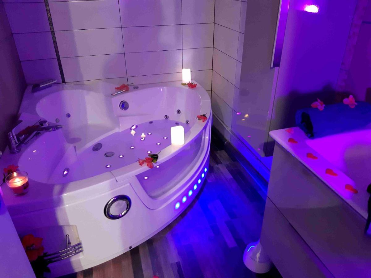 ביסקארוס Luxe Sauna Privatif Et Grand Bain Jacuzzi A Deux A Biscarosse Plage Pour Nuit Romantique Avec Decoration Led Et Bougies מראה חיצוני תמונה