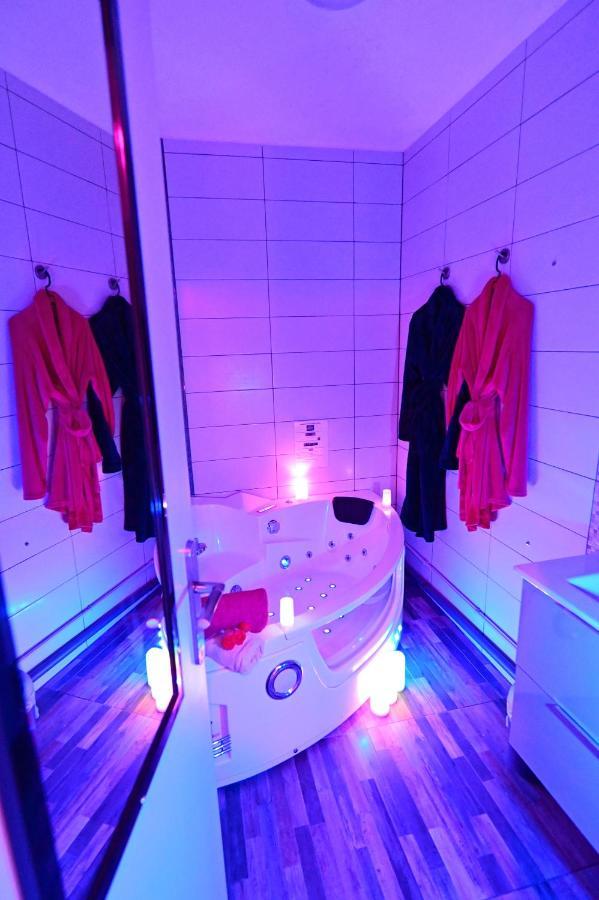ביסקארוס Luxe Sauna Privatif Et Grand Bain Jacuzzi A Deux A Biscarosse Plage Pour Nuit Romantique Avec Decoration Led Et Bougies מראה חיצוני תמונה
