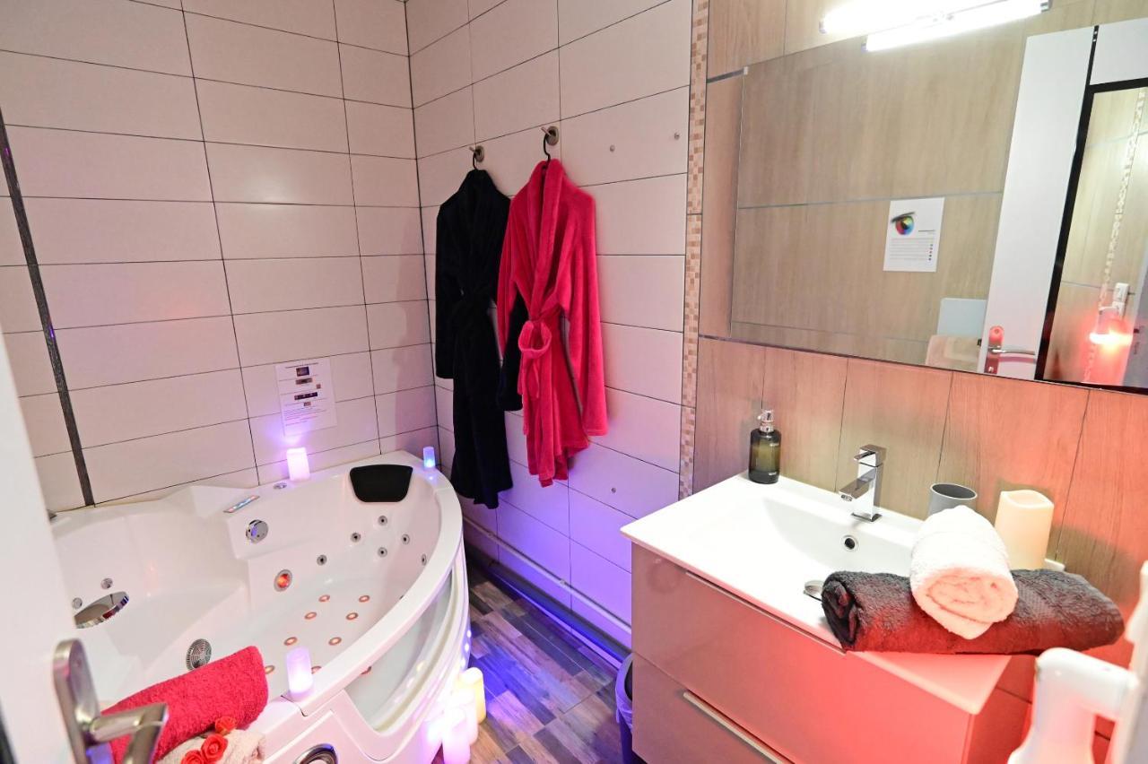 ביסקארוס Luxe Sauna Privatif Et Grand Bain Jacuzzi A Deux A Biscarosse Plage Pour Nuit Romantique Avec Decoration Led Et Bougies מראה חיצוני תמונה